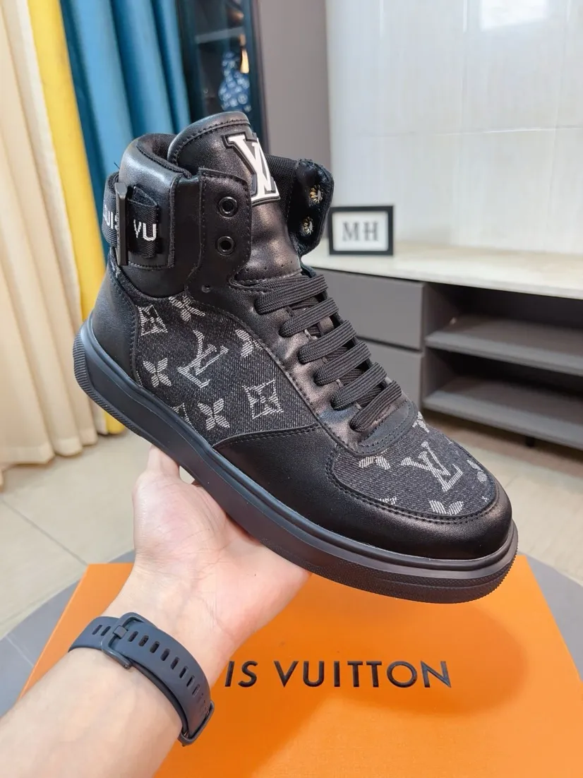 Men's shoes 💰440🌹🌹【LOUIS VUITTON】Same style on Louis Vuitton* official website🚹Men's high-top casual shoes❤️Same style as popular celebrities and big names ~ Best-selling at home and abroad Lv focuses on the checkerboard series...Imported first-layer cowhide with special fabrics➕Full sheep leather lining➕Brand-specific hollow outsole💎Produced by OEM The highest version🔍🔍Number of codes: 38-44,